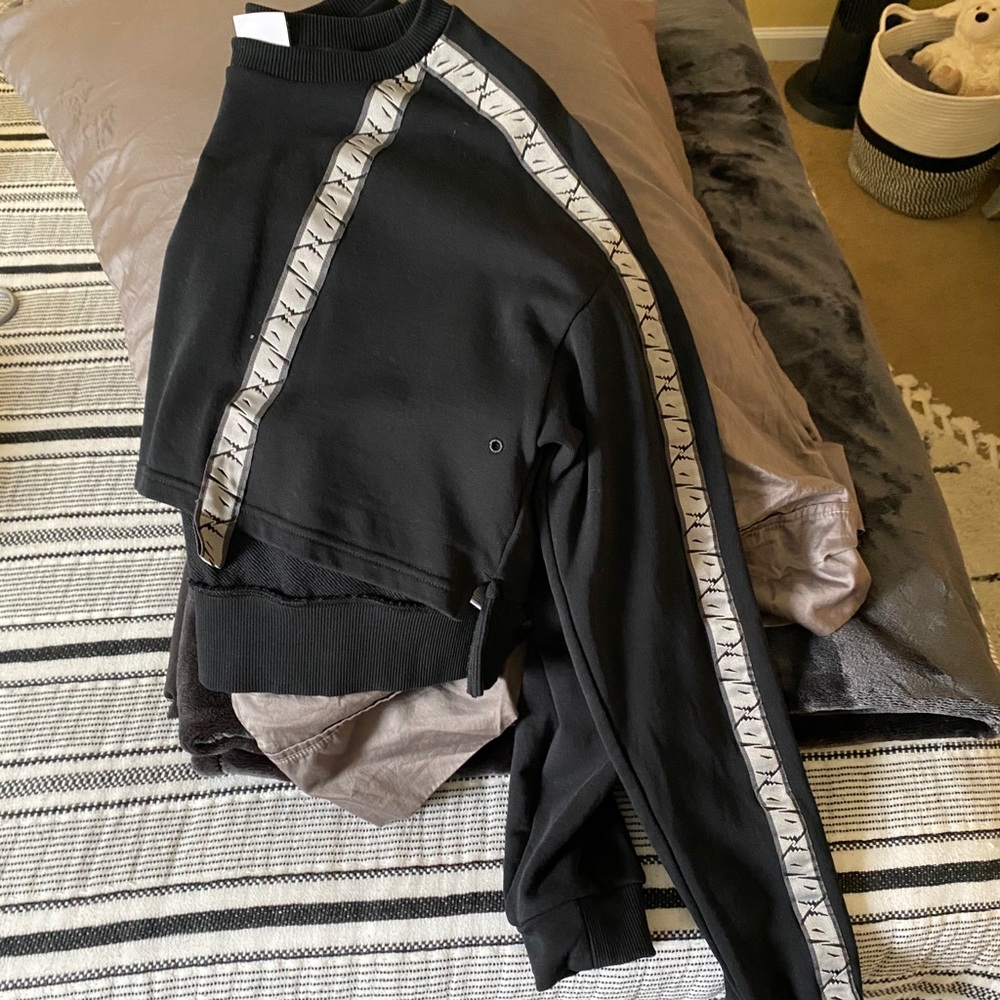 Gymshark cropped black crewneck